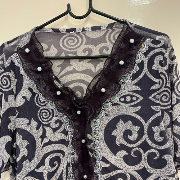 Purple lace top with pearl detailing - Picture 7 of 15